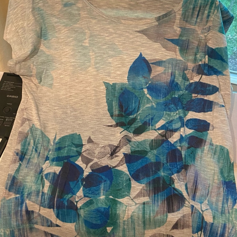 Gray shirt with different shades of blue leafs